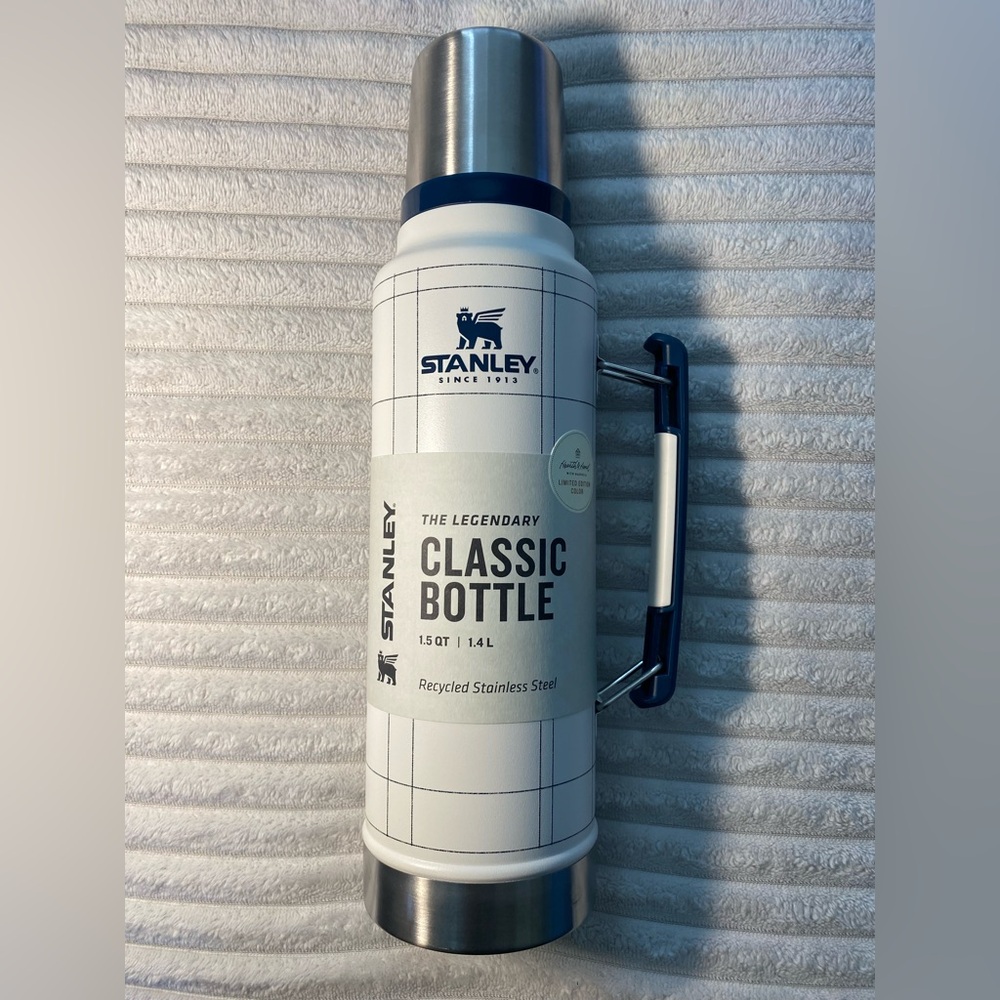 COPY - STANLEY CLASSIC BOTTLE NEW SOUR CREAM AND NAVY COLOR